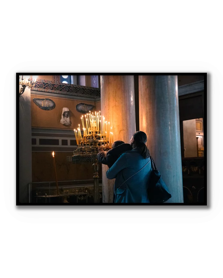 Fotografía narrativa Devoción de BORRO con escena interior iluminada por velas y atmósfera cinematográfica