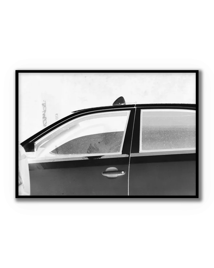 Fotografía urbana contemporánea Interior de BORRO en blanco y negro con composición minimalista y cinematográfica