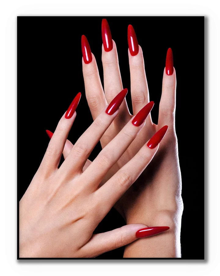 Fotografía artística de manos con uñas rojas sobre fondo negro