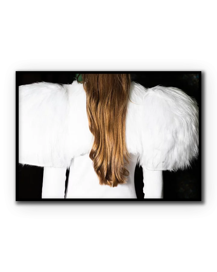 Fotografía artística de mujer de espaldas con vestido blanco y estética editorial contemporánea