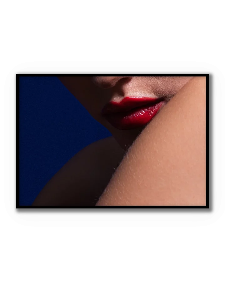 Fotografía artística de mujer con labios rojos y estética editorial contemporánea