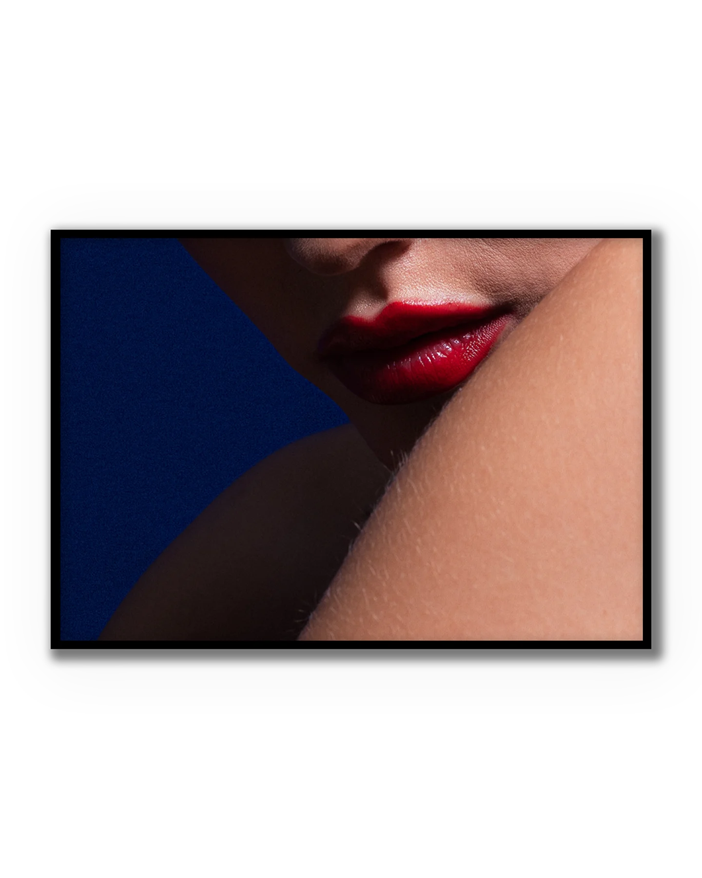 Fotografía artística de mujer con labios rojos y estética editorial contemporánea