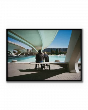 Fotografía artística de dos personas sentadas junto a una lámina de agua en arquitectura contemporánea