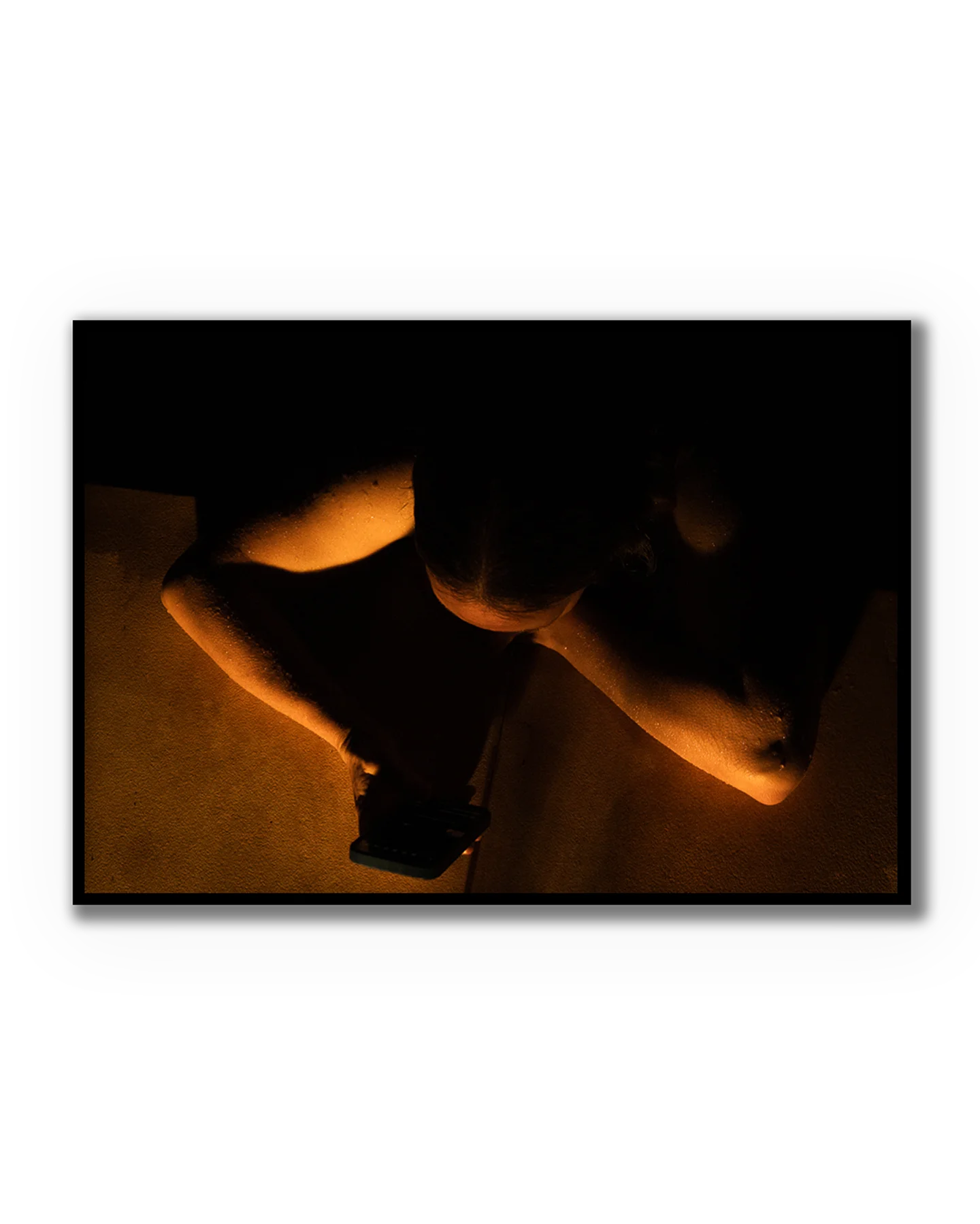 Fotografía artística Piel Nocturna con una figura humana iluminada por luz cálida entre sombras.